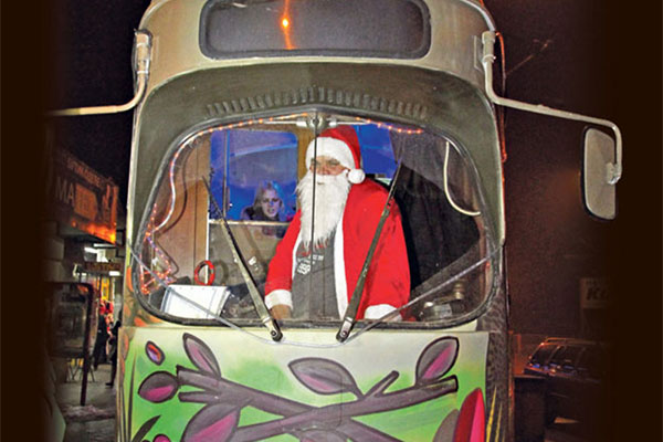 В Белграде появился новогодний трамвай с Дедом Морозом