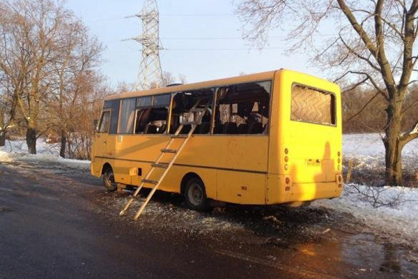 Обстрелянный на Украине автобус с мирными жителями
