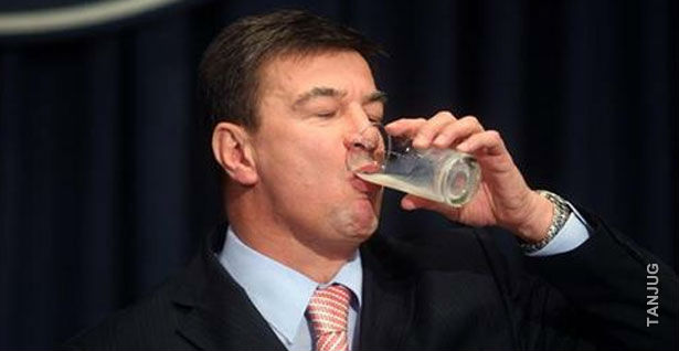 Министр сельского хозяйства Горан Кнежевич демонстративно выпивает молоко