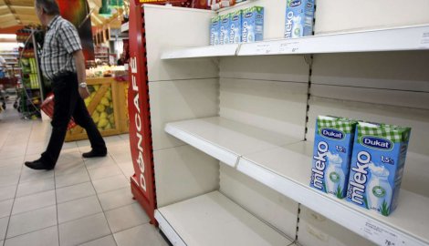 Из сербских магазинов изымаются сомнительные партии молока