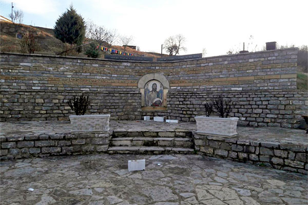 На Косово осквернен сербский памятник
