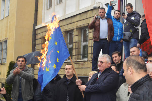 Воислав Шешель сжигает флаг Европейского союза