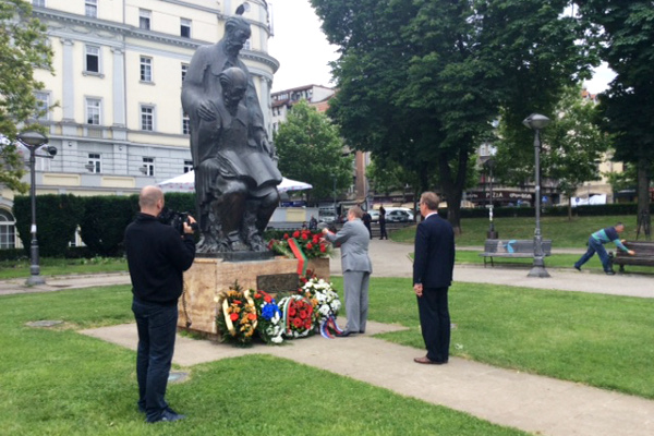 Возложение венков и цветов к памятнику св. Кириллу и Мефодию в Белграде