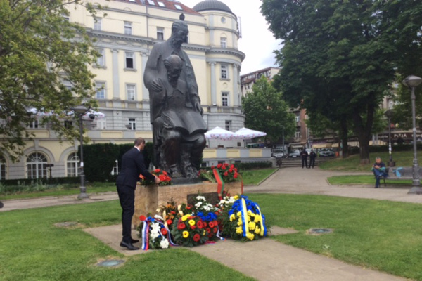 Возложение венков и цветов к памятнику св. Кириллу и Мефодию в Белграде