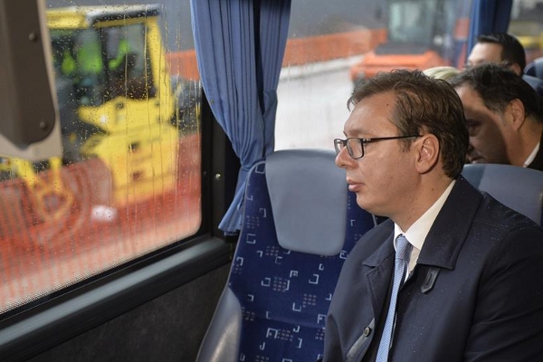 Александр Вучич в автобусе