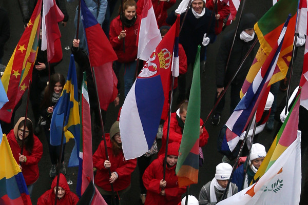 Сербский флаг на параде-карнавале студенчества в Москве
