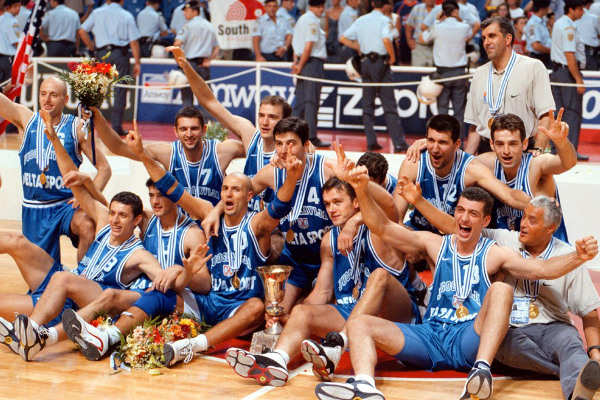Сборная СР Югославии по баскетболу празднует победу в финале ЧМ в Афинах в 1998 году