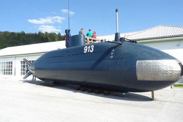 Черногория подарила Сербии подводную лодку