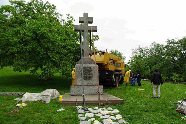 Мемориальный крест в Лешокском монастыре в Македонии