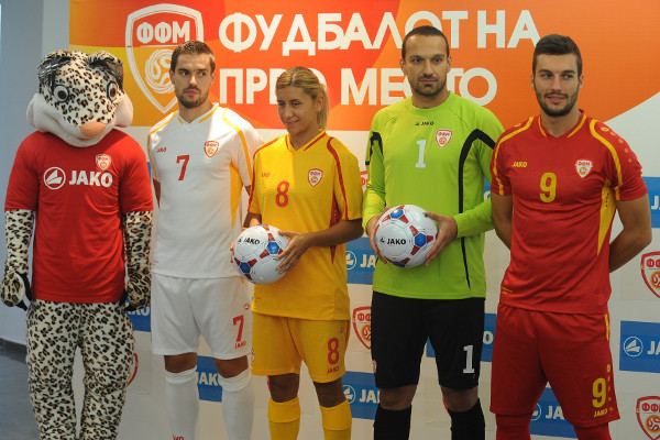 Македонские футболисты с талисманом в Jako