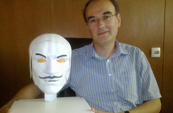 Профессор Александр Роди с головой робота