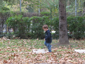 Мальчик скачет по плитам на кладбище