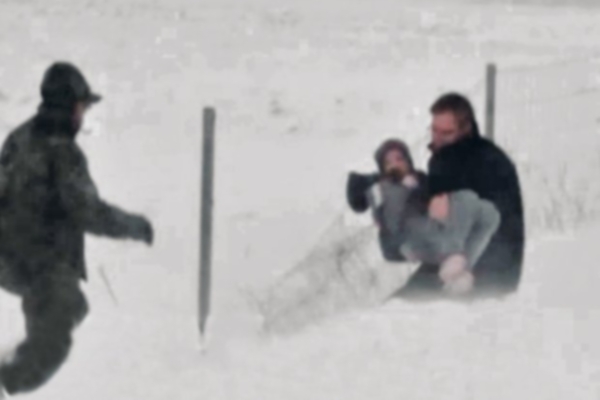 Вучич спасает ребёнка из снежных завалов