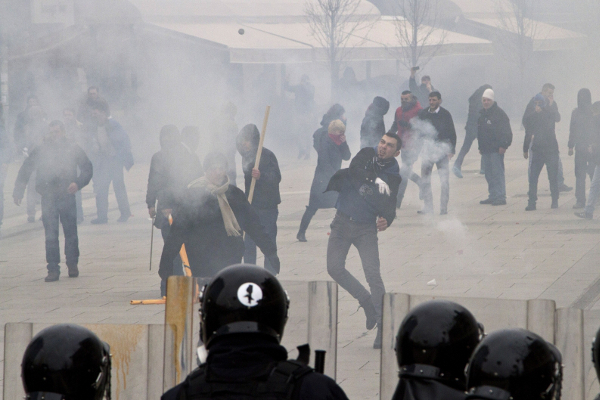 Беспорядки в Косово, полиция пустила газ