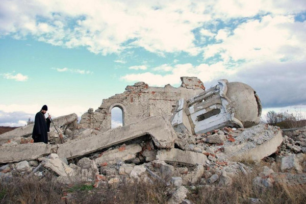 Разрушенная церковь в Косово