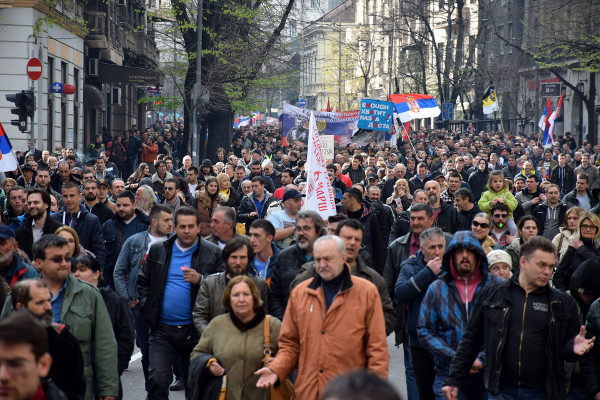 Колонна людей на митинге против НАТО