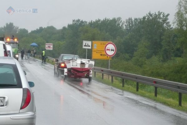 Наводнение в Сербии, Обреновац, граждане привозят лодки, Сеница.ру
