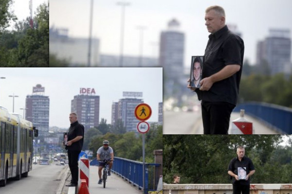 Боян Йованович молча стоит в память о погибшем сыне