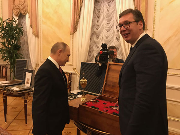 Путин подарил Вучичу две иконы