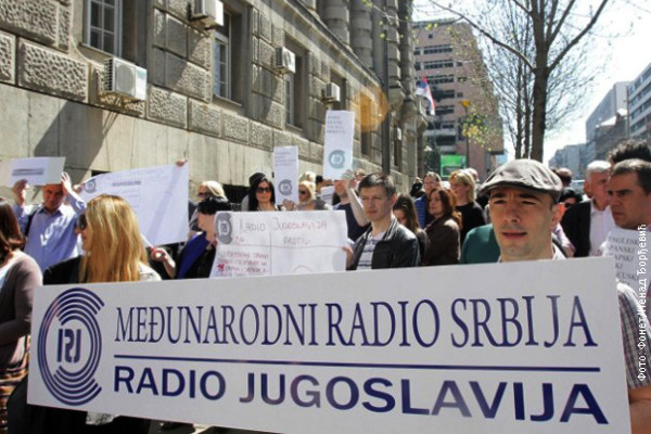 Протесты перед зданием правительства Сербии в Белграде