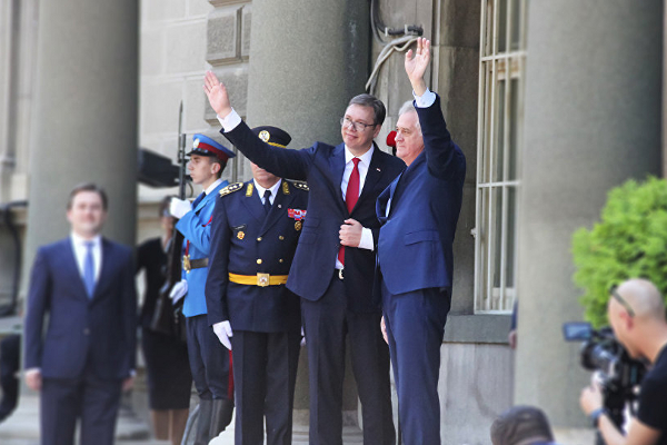 Новый президент Сербии Александр Вучич и бывший президент Томислав Николич
