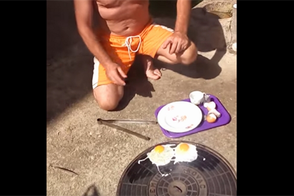 Сербы готовят яичницу на раскалённом люке